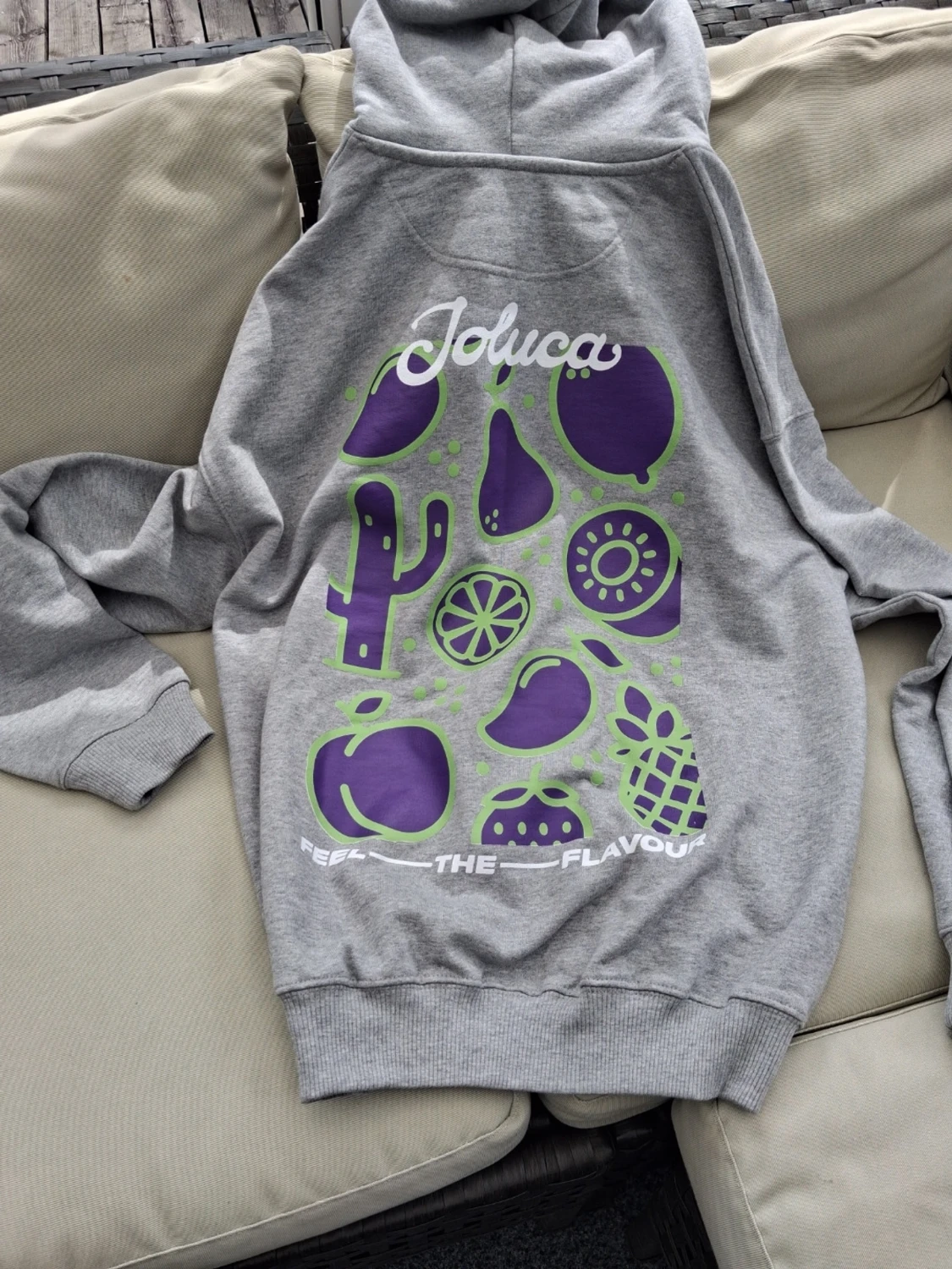 Grå hoodie med fruktmotiv från Joluca