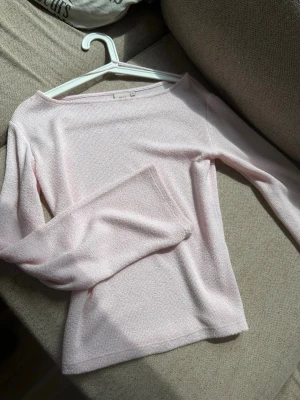 Rosa tröja - Säljer en rosa  tröja från Nelly storlek S  i tunt material 💕