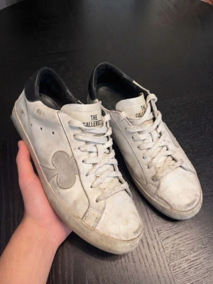 The Gallerist Sneakers – Vit/Svart | Strl 43 | 6/10 Skick - The Gallerist sneakers i vit/svart — handgjorda i Portugal med premium läder och signatur clean design. 6/10 skick med synligt slitage, priset reflekterar skicket. ✅ Originallåda ✅ Dustbag Storlek 43. Vi tar även emot byten och uppgraderingar. Vi reparerar, renoverar & rengör även skor — skriv i DM! 👟 📦 Spårad frakt, väl förpackad.