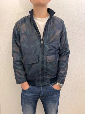 Woolrich windbraker  - Hej! Säljer min woolrich windbraker som man kan vänta ut och in på för att få den mörk blå(skriv om ni vill se hur den ser ut när den är vänd) Storlek M, skick 9,5/10! Nypris runt 5499kr