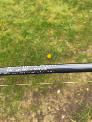 Svart fiskespö 2,26m - Säljer ett svart fiskespö med modellnummer 2150-2402. Spöet är 2,26 meter långt och har en kastvikt på 10-30 gram. Perfekt för dig som gillar att fiska i sjö eller å. Lätt och smidigt att ta med ut på äventyr.