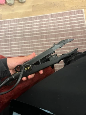 Värmetång - Helt ny och oanvänd värmetång. Säljer då jag precis börjat med extensions och beställer allt jag kan hitta tills ja lär mig vad som inte behövs (jag gör tejp extensions). Nypris 300kr😊
