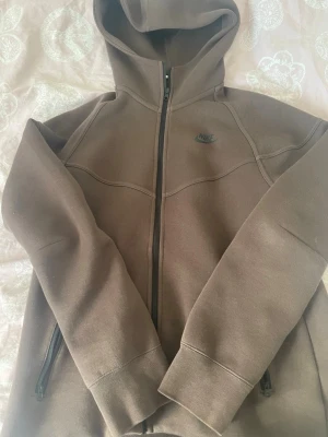 Nike teech kofta - Jätte snygg Nike teech kofta i färgen brun i storlek S, knappt använd helt ny o äkta