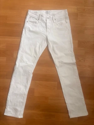 Jack&Jones Glenn Vita - Snygga vita slim fit jeans från Jack&Jones med klassisk femficksdesign och raka ben. Storlek är W29 L32