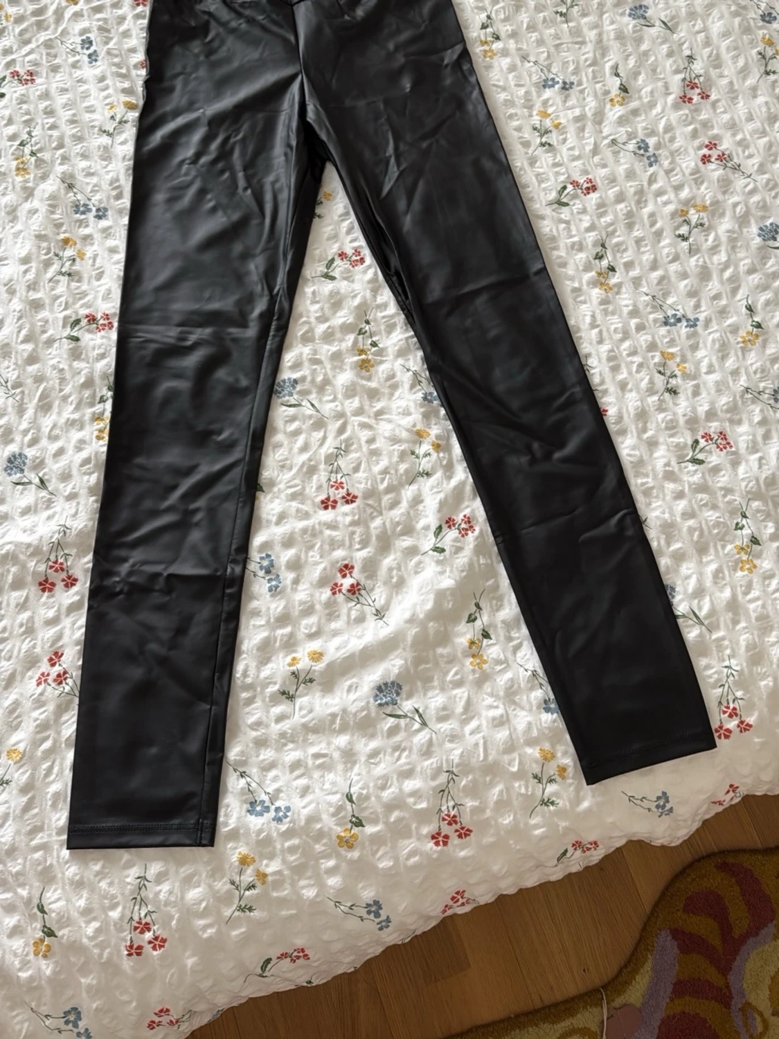 Svarta skintight leggings i fuskskinn 