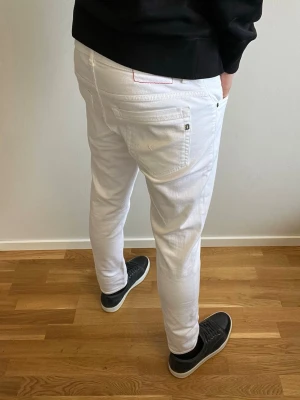Dondup George Jeans - Tja, säljer nu dessa tvär feta dondup George jeans i den nyaste årsmodellen! Mycket fint skick. Liten fläck som ej syns vid användning.Nypris cirka 4000kr, säljer för 899kr. Midja 42cm, längd 93,5cm 3/4 vita dondupsen har redan blivit sålda inom 24 timmar. Så passa på innan dessa blir sålda! Hör av er vid fler frågor🤝