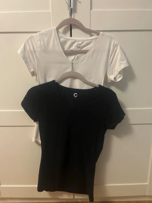 Svart och vit t-shirt med v-ringning - Två stilrena t-shirts i svart och vitt med v-ringad hals. Båda har korta ärmar och en hyfsat figurnära passform, perfekta till jeans eller kjol. Materialet känns mjukt och skönt mot huden. Perfekta basplagg till våren och sommaren att både klä upp och klä ner! Säljer då jag tyvärr har alldeles för mycket kläder. Pris kan diskuteras 💕 OBS!! Den svarta har sålts så endast den vita finns kvar