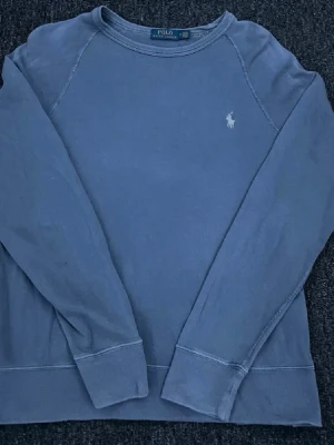 Polo Ralph Lauren Sweatshirt - Plagg:Polo Ralph Lauren Sweatshirt Storlek:M Nypris:1799 Mitt pris:299 Skick:8/10 Märke/Brand:Polo Ralph Lauren Färg:Mörkblå  Fraktar Inom 24 h📦 Skriv Vid Minsta Lilla Intresse😃