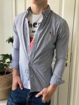 Ralph lauren skjorta  - Ralph lauren skjorta rutig, liten på modellen. Inga defekter! Modellen i bilderna är 180 cm 75 kg och bär Storlek S , Kom med frågor! 🌟 (Kan gå ned i pris vid köp av paket 😉)!