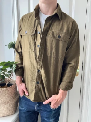 Selected overshirt  - Selected overshirt, stor på modellen. Inga defekter! Modellen i bilderna är 180 cm 75 kg och bär Storlek M , Kom med frågor! 🌟 (Kan gå ned i pris vid köp av paket 😉) 