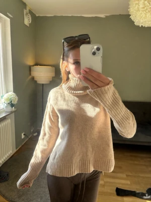 Stickad Polo Tröja - En jättesnygg & bekväm polo stickad tröja från Filippa K! 