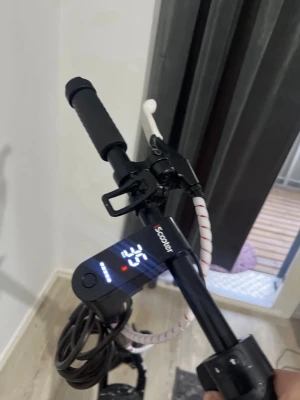 Svart elscooter. iScooter w7 - Elektrisk scooter i svart från iScooter med digital display, vita detaljer och stänkskydd. Utrustad med handbroms, ringklocka och hopfällbar design. Perfekt för smidig transport i stan. Laddningskabel medföljer. Kör 35 kmh.  350watt. 30km räckvidd. Inte använt så mycket