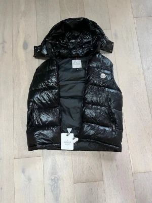 Moncler väst  - Har använt några gånger bara. Kan gå ner i pris vid snabb affär! Skriv om ni är intresserade!!