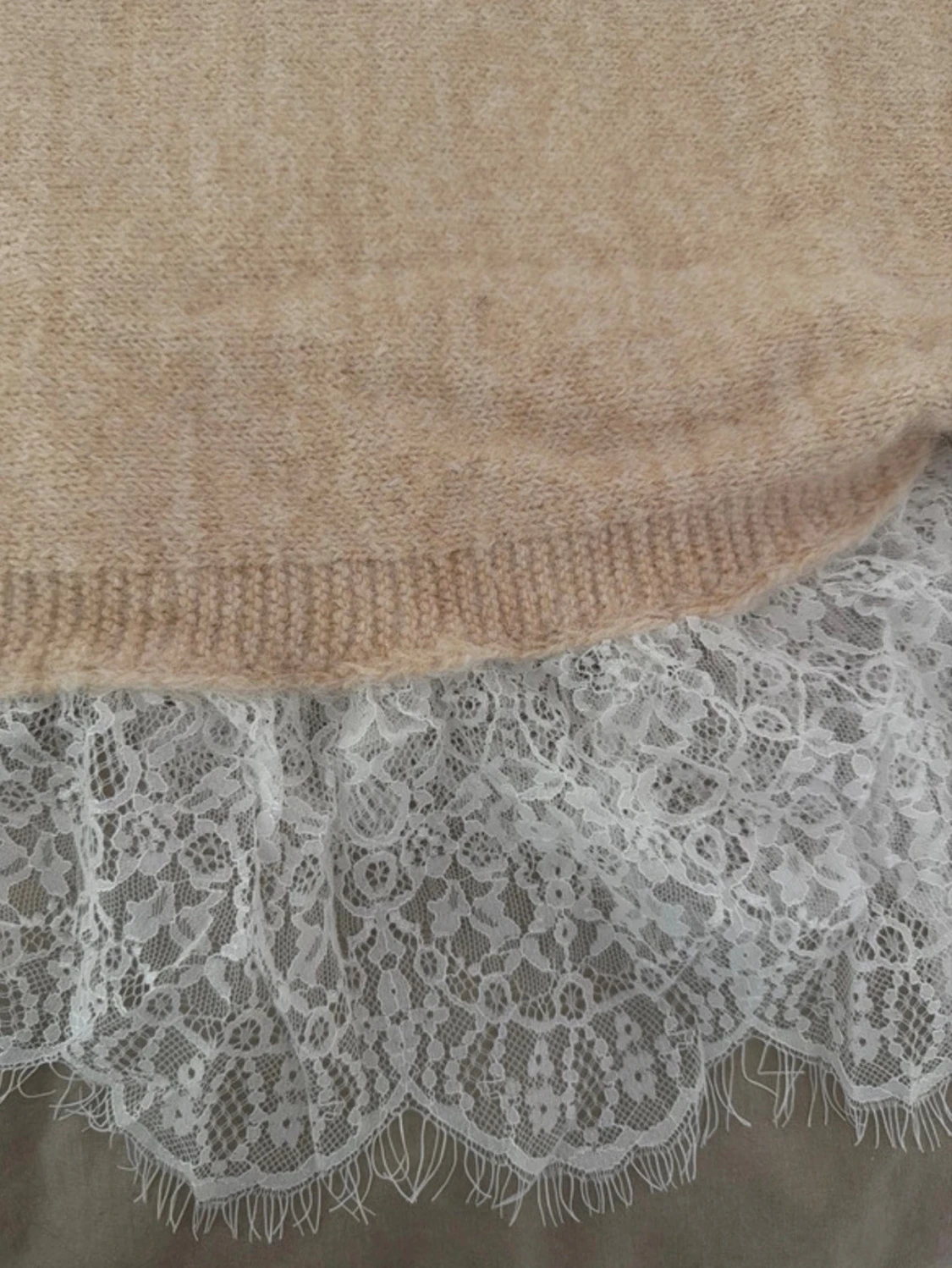 Beige poncho med spetsdetalj ASOS  - 4