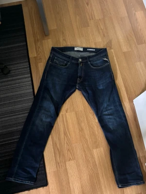 Mörkblå bootcut jeans - Snygga mörkblå replay jeans i modellen Rocco. Jeansen har en normalhög midja och dragkedja med knapp framtill. Storleken är W31 L30. Perfekta för en avslappnad och trendig look. Liten deffekt som syns på sista bilden men syns inte super mycket🙏🏽