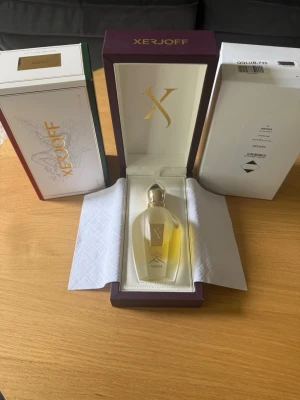 Xerjoff Naxos Eau de Parfum 100 ml - Lyxig parfym från Xerjoff, modell Naxos. Flaskan är elegant i frostat glas med gulddetaljer och en unik, spetsig guldfärgad kork. Kommer i exklusiv presentförpackning med Xerjoff-logga och detaljerad design. Perfekt för dig som gillar exklusiva dofter. 95/100 ml kvar