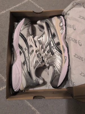 Gel-Kayano 14 - Säljer nu ett par helt nya asics gel kayano 14 i strl 44 och färgen silver/grå. Perfekta sommarskon! Bara att skriva ett DM vid intresse:)