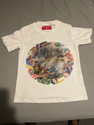 PEACEINWAR t-shirt - PRELUDE x PEACEINWAR t-shirt säljes  Snygg tee med grafiskt tryck framtill. Bra skick och väldigt lätt att matcha till outfits. Använd få gånger.