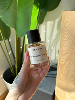 ESSNCE Strawberry Eclair parfym - ESSNCE Strawberry Eclair Eau de Parfum med en söt och fruktig doft. Flaskan är 50 ml men den är använd några gånger därför är innehåller inte helt full, se bilder.