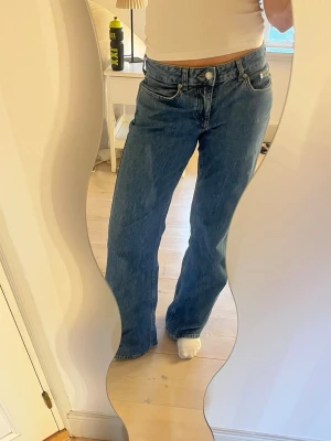 Blå raka jeans från NA-KD - Låg midjade raka jeans från nakd💕 st 34 men stor passar mig som vanligtvis har 36/38