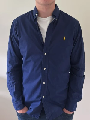 Ralph Lauren Skjorta - - Condition: 8/10 - Color: Blue - Size: M