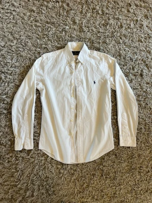 Ralph Lauren skjorta - Säljer en vit Ralph Lauren skjorta | Slim fit | Självklart äkta | Inga defekter❌| Pris - 450 | Pris går att diskutera | Skriv gärna vid frågor | 🙌🙌🙌