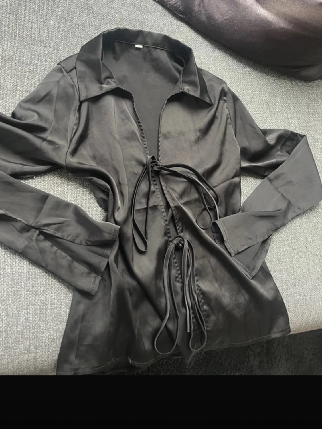Svart satinblus med knytband