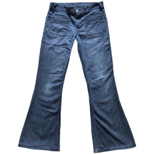 Vintage bootcut jeans, Levi’s, 70tal/ 70s/ hippie - Supercoola unika jeans från Levi’s med fickor i fram! Medelhöga/ högmidjade (OBS! Slitet vid grenen, se bilder)