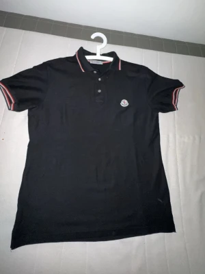 Svart Moncler pikétröja med ränder - Storlek L/M