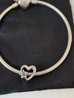 Silver hjärtberlock med mycket detaljer - Hjärtberlocken är super fin med en stjärna på och andra små detaljer ordinarie pris är 249kr, jag säljer den för 150kr