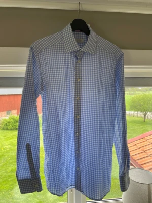 Eton skjorta - Säljer nu denna riktigt goa rutiga eton skjortan då den tyvärr inte passar mig, den är i grymt skick och enbart använd fåtal gånger, inga som helst defekter eller annat💯 hör av er vid frågor eller funderingar!