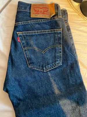 Mörk blå Levis 501 - Ett par schystare jeans som är otroligt bekväma. Storlek w29 L32. Sitter perfekt på mig som är 180 cm och 67 kg. Skicka om de behövs fler bilder. 