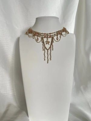 Handgjort halsband  - Ett unikt halsband med ljusrosa pärlor och äkta sötvattenpärlor 