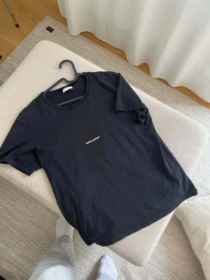 Saint Laurent tshirt - Säljer min YSL saint laurent tröja som inte kommer till användning. Den är i storlek XL men sitter mer som en medium/large. Hör av dig för mer frågor eller bilder/mått! 
