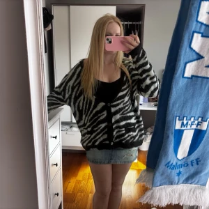 Zebramönstrad kofta  - Supergullig zebra mönstrad kofta!! Storlek 38/40 från ellos. Jättefint skick!!🥹🥹💕💕💕