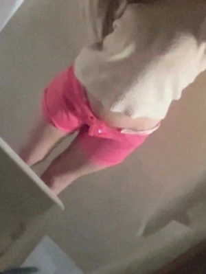 Rosa lågmidjade shorts - Säljer ett par snygga lågmidjade  coral rosa shorts från 