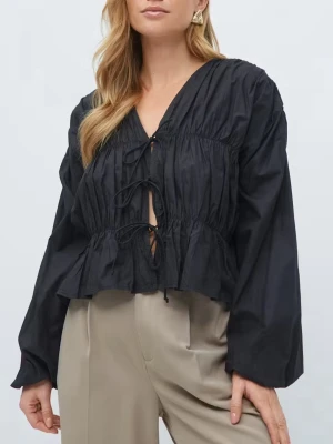 Svart blus med knytning framtill - Oanvänd svart volangblus. Knytning framtill med v-ringning. Från Gina Tricot, nypris 499. Nyskick! Säljer pga kommer inte till användning. 