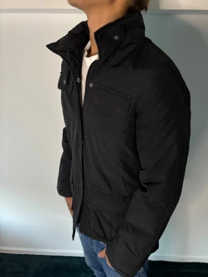 Woolrich jacka - Fet Woolrich jacka i storlek L!🤩Modellen är 187 cm och väger 70 Kg!⭐️