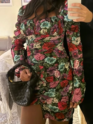 Adoore klänning - Säljer min Adoore klänning då den inte kommer till användning längre! Den är i väldigt fint skick och har inga tecken på användning. Priset kan diskuteras 💕