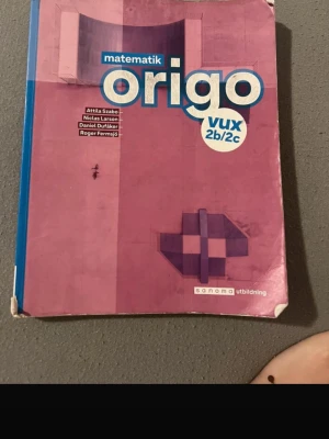 Origo Matematik VUX 2b/2c - Matematikboken Origo VUX 2b/2c är en kursbok för vuxenutbildning, skriven av Attila Szabo, Niclas Larson, Daniel Dufåker och Roger Färm. Omslaget är rosa med blå och vita detaljer och boken innehåller teori, övningar och exempel inom matematik.