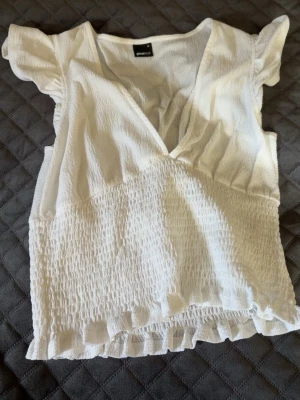 Tröja/Blus från Gina Tricot - Säljer denna tröja/blus från Gina Tricot. Str M men passar som S. Använt en gång. Lite genomskinlig men funkar med vitt/grått under 💝