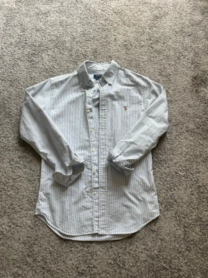 Ralph lauren skjorta  - Ralph lauren skjorta i mycket bra skick, lite dåliga bilder och inte strykt. Pris kan diskuteras!