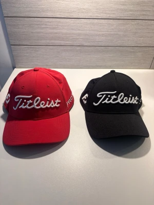 Titleist kepsar  - Säljer dessa Titleist kepsar i strålande skick! Helt utan defekter! Den röda är justerbar medans den andra är fitted (storlek M/L) Pris går att diskutera vid snabb affär! 