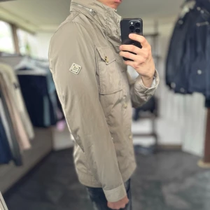 J.lindeberg field jacket - Mycket fint skick, inga defekter. Nypris ca 3500kr. Passar dig som är 175-185cm ungefär. Modellen är 185 cm, 75 kg. Skriv för mer information!🤝