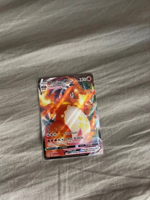 Charizard VMAX Pokémonkort - Charizard Vmax 020/189, Fick den för några år sedan och väljer nu att sälja den! Skriva till mig ifall ni har frågor