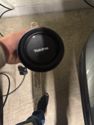Konica Minolta 5D systemkamera med Tokina - Säljer en svart Konica Minolta Dynax 5D systemkamera med ett Tokina-objektiv. Kameran har klassisk design med greppvänligt handtag och tydliga reglage. Objektivet är robust och svart, perfekt för dig som vill ta snygga bilder med retrostil.