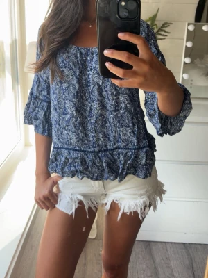 Blå blus från Superdry - En supersnygg blus från superdry med fint mönster🥥🍋