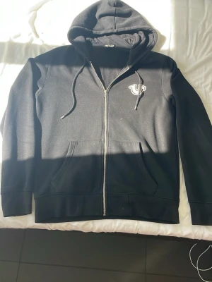 True religion hoodie  - Svart hoodie från True Religion den är ganska tun så kommer vara perfekt för sommaren jätte nice luva och bara helt enkelt en nice chill hoodie.