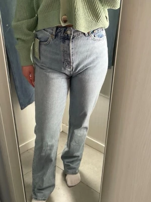Ljusblå raka jeans från HM - Säljer ett par ljusblå jeans från HM med rak passform och hög midja. Jeansen är gjorda i bomullsdenim. Perfekta för dig som gillar en avslappnad och trendig look. Använda ett par gånger men fortfarande bra skick! Kommer strykas innan leverans:) 