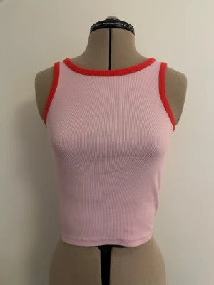 Rosa rött ribbat magkort somrigt linne Pieces XS - Fint somrigt från Pieces. Endast lite använt så i mycket bra skick. 